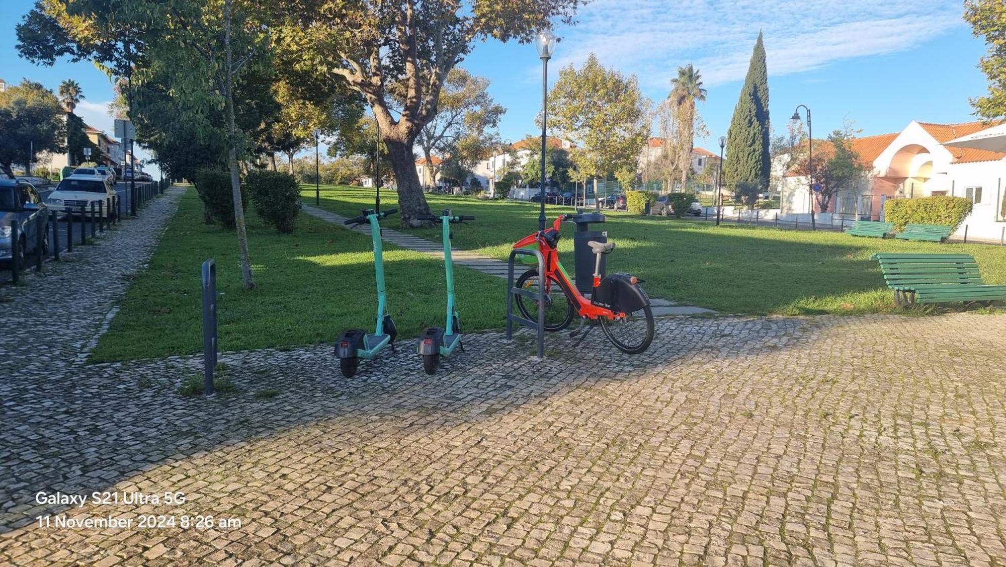 The Coolest Place Near The Airport! Lisbon Luaran gambar